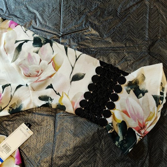NWT RELATIVITY Floral Top with Asymmetric hem & 3/4 Bell Sleeves-Lace inset, XL - Picture 4 of 16